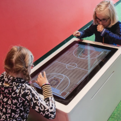Interaktiver 32-Zoll-Touchscreen-Tisch für die Kinderecke – Welcome Family
