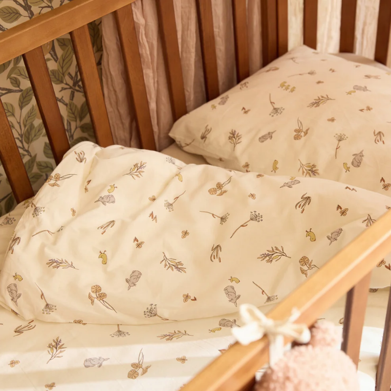 Bettbezug und Kissenbezug für ein Babybett im Hotel
