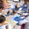 Juego de mesa para colorear con lápices para ofrecer como regalo sorpresa en los menús infantiles