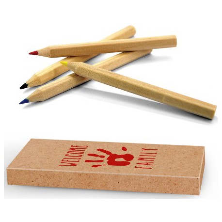 Juego de mesa para colorear con lápices para ofrecer como regalo sorpresa en los menús infantiles