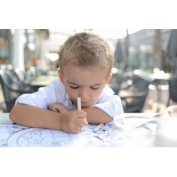 Libros para colorear y lápices personalizados para el menú infantil y la oferta infantil, hotel y restaurante