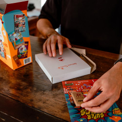 cuaderno y lápices en el kit para colorear