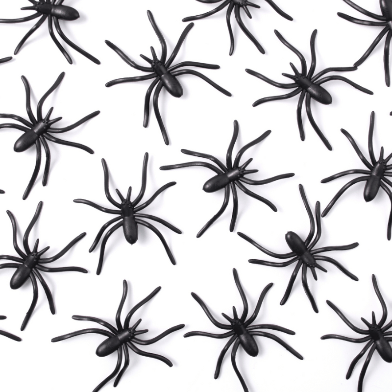 60 ragni di plastica nel suo kit di Halloween