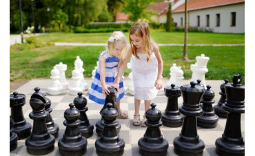 Giant games at the hotel: an XL family package to keep you entertained