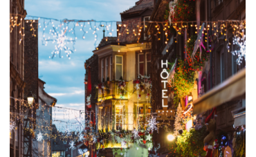 How do you create a Christmas offer that reflects the image of your establishment?