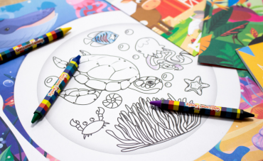 Crayons pour les enfants dans le menu enfant